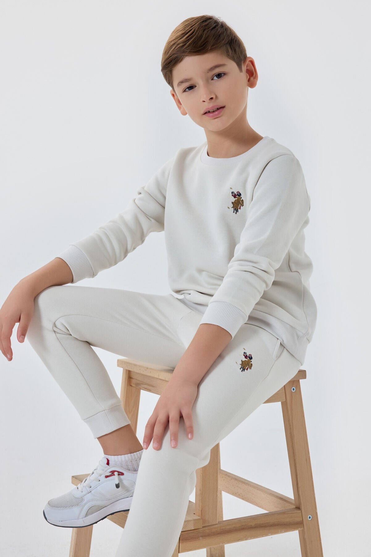 U.S. Polo Assn. Erkek Çocuk Bisiklet Yaka Pigment Baskılı Kışlık Regular Fit Beyaz Eşofman Takımı US1186-C-V8 Ürün ana görseli