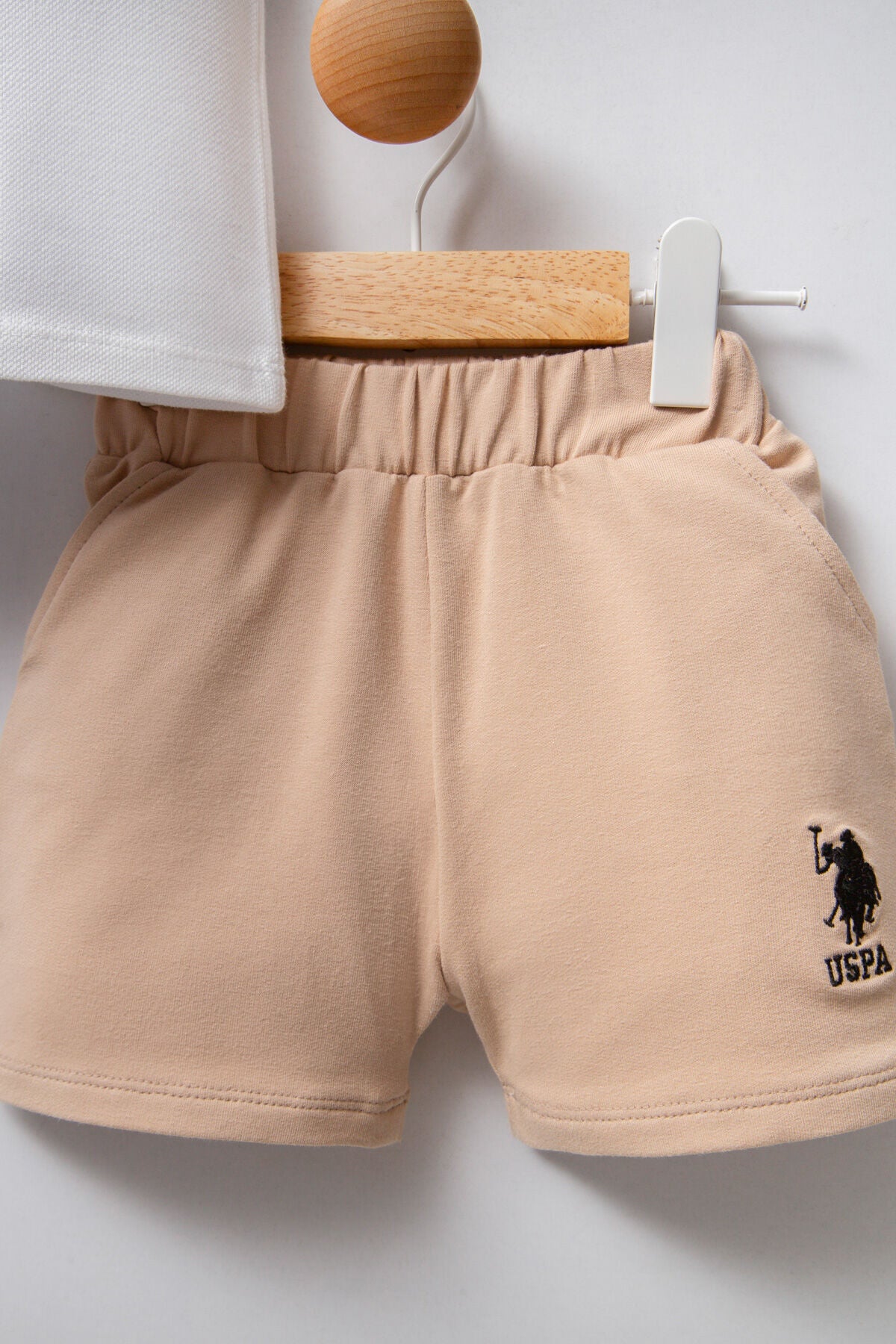 U.S. Polo Assn. Erkek Bebek Polo Yaka Pigment Baskılı Yazlık Regular Fit Krem Bebek Takımı USB2339-C-V5