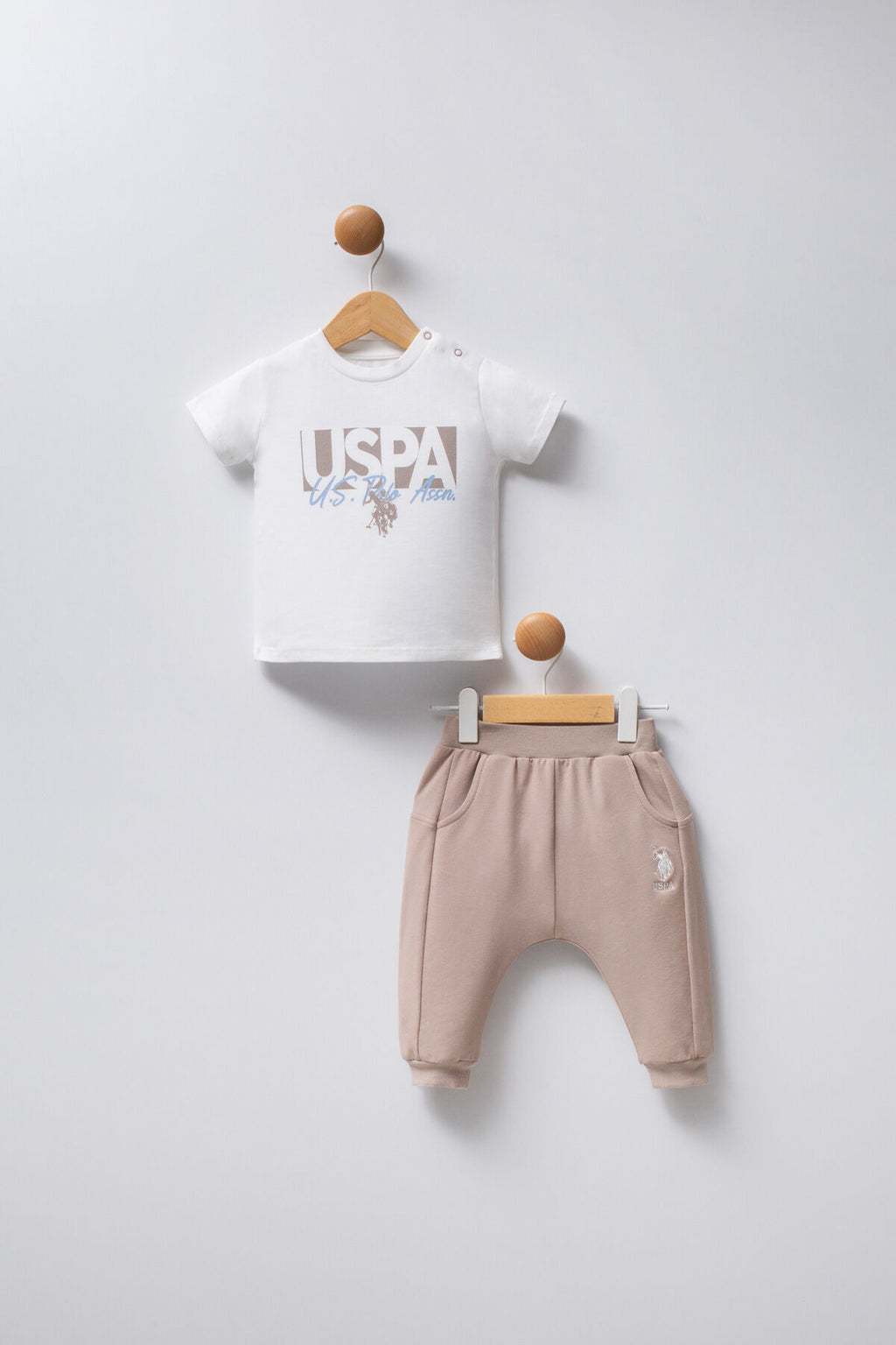 U.S. Polo Assn. Erkek Bebek Kapüşonlu Pigment Baskılı Yazlık Regular Fit Krem Bebek Takımı USB2331-C-V1