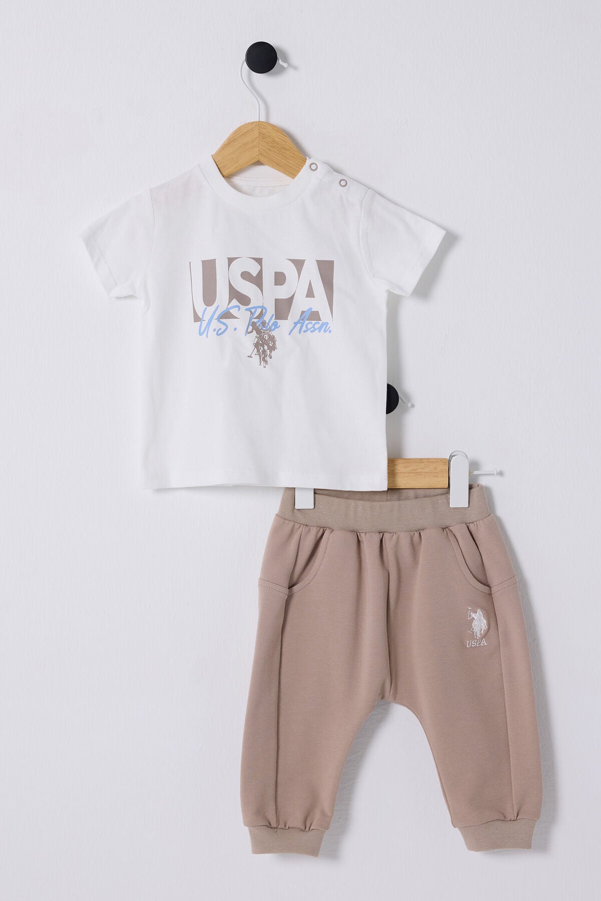 U.S. Polo Assn. Erkek Bebek Kapüşonlu Pigment Baskılı Yazlık Regular Fit Krem Bebek Takımı USB2331-C-V1