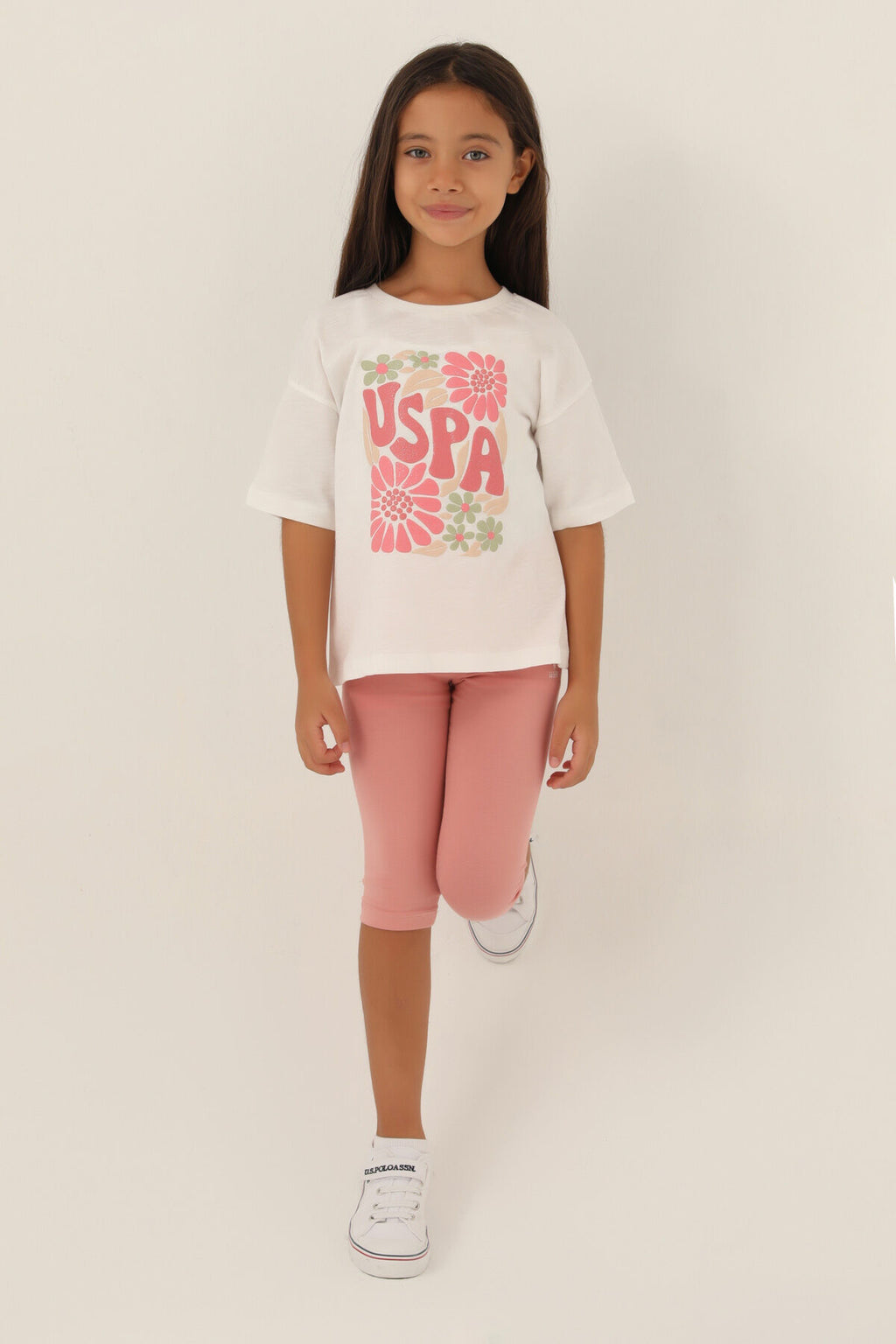 U.S. Polo Assn. Kız Çocuk Bisiklet Yaka Pigment Baskılı Yazlık Regular Fit Beyaz Kapri Takım US1800-C-V2