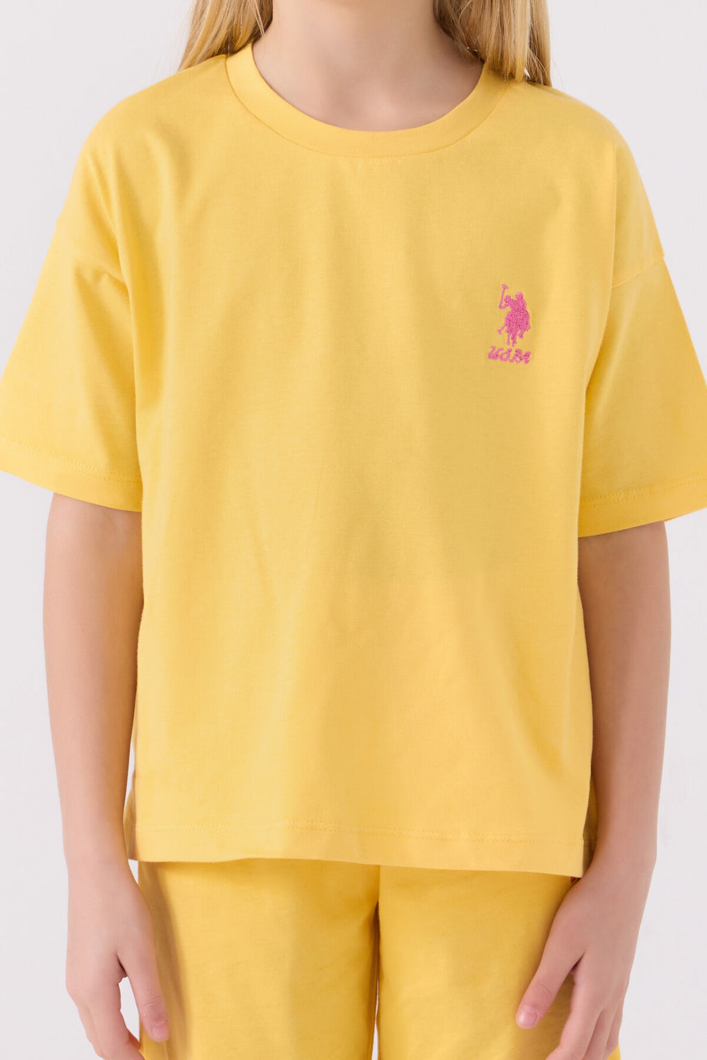 U.S. Polo Assn. Kız Çocuk Bisiklet Yaka Sargı Nakışlı Yazlık Regular Fit Sarı Bermuda Takım US1848-C-V16