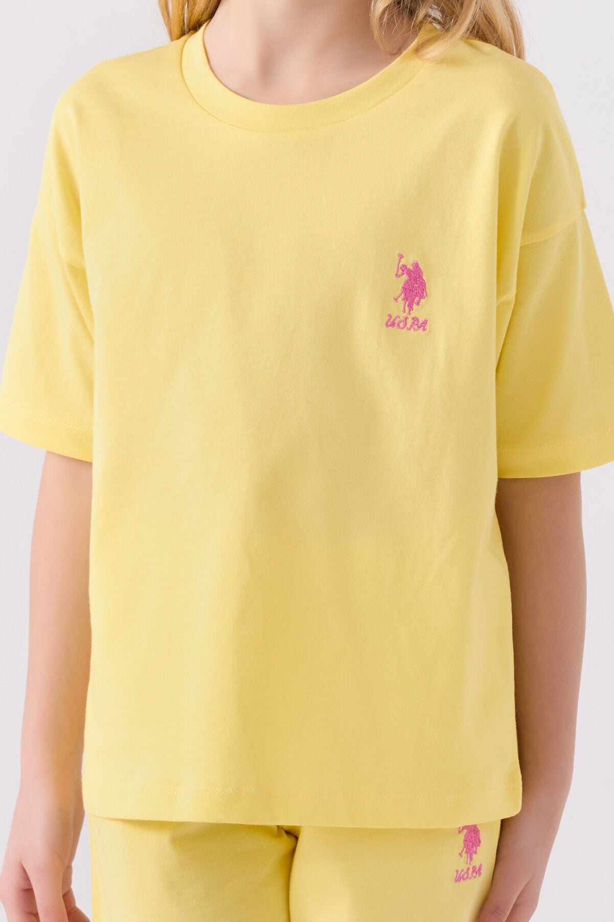 U.S. Polo Assn. Kız Çocuk Bisiklet Yaka Sargı Nakışlı Yazlık Regular Fit Sarı Bermuda Takım US1848-C-V46